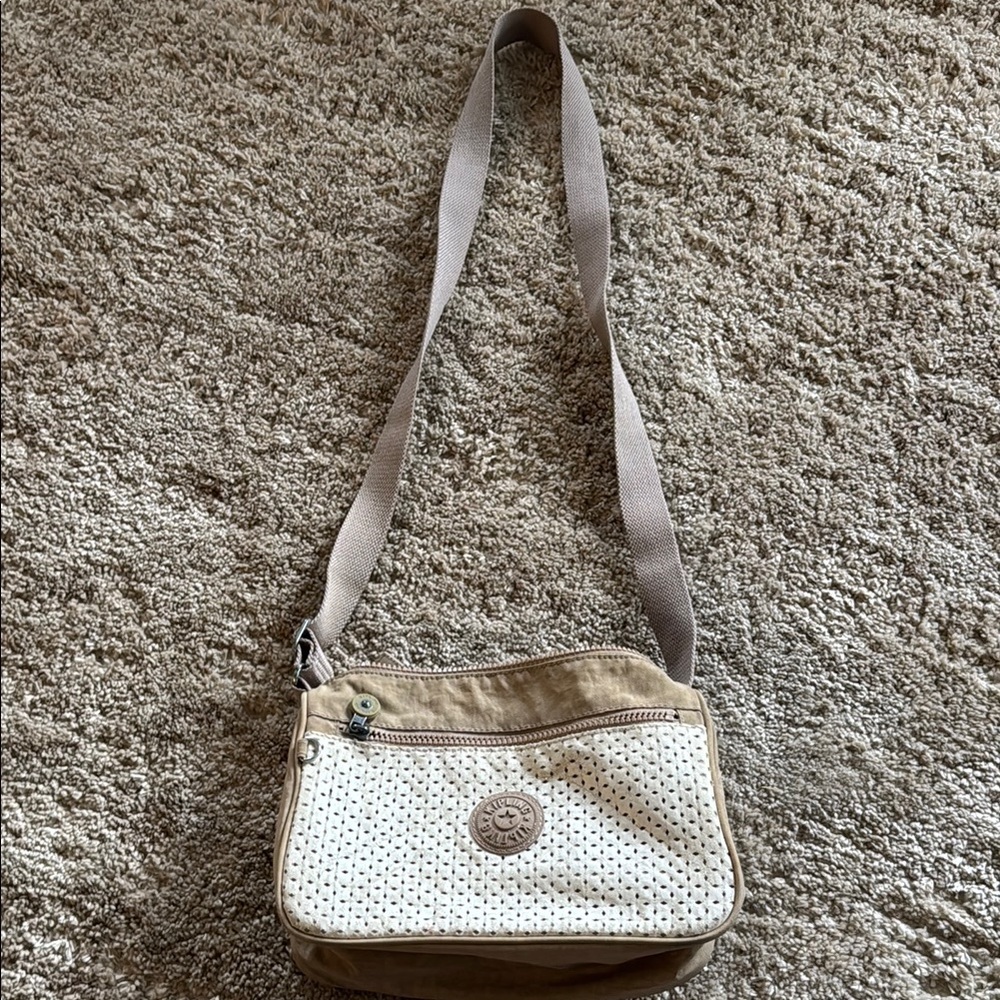 🍍KIPLING CASSIE CROSSBODY PURSE🍍 Nylon
Adjustable shoulder strap